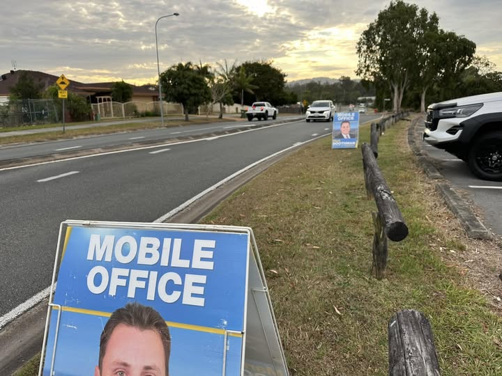 Community Roadside Sunday a Oxenford
